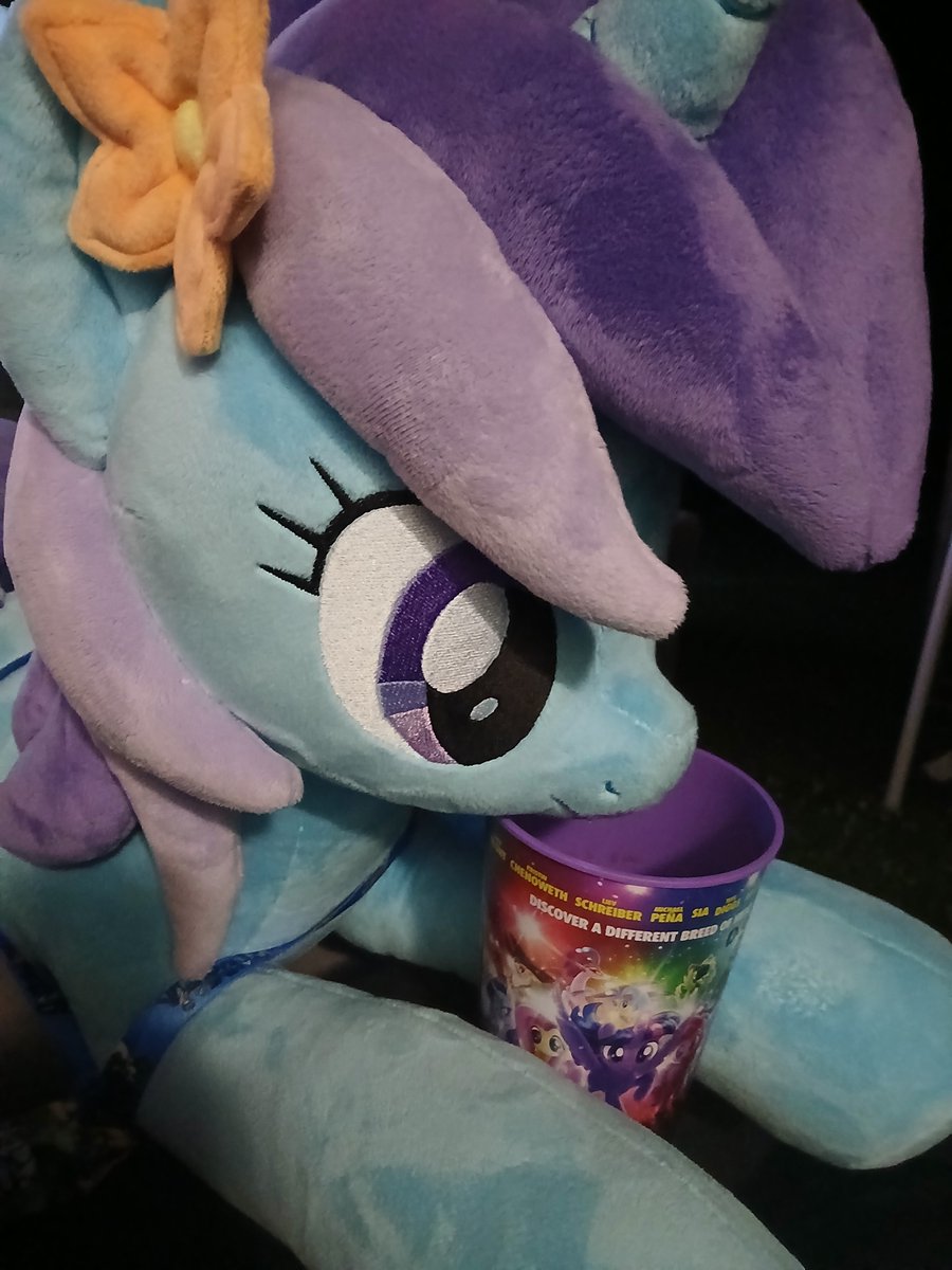 Freeze! put those hoofs up! 
<a href="/DutchBronies/">BroniesNL</a> 

Good Slushies too!