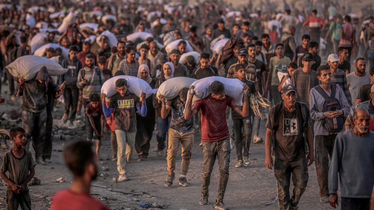 gztcom's tweet photo. 📍Gazze: Her şey bir lokma ekmek için...

😢Gazze'de açlık çeken binlerce Filistinli, yardım dağıtım merkezine akın etti https://t.co/qcBqwIVbMZ