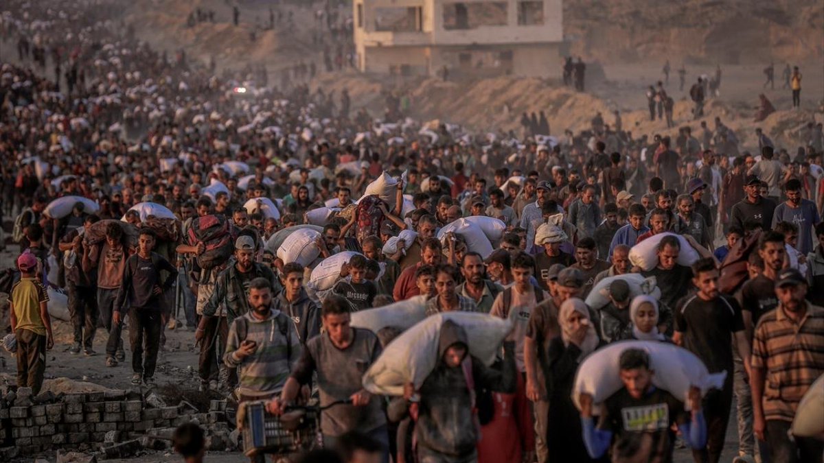 gztcom's tweet photo. 📍Gazze: Her şey bir lokma ekmek için...

😢Gazze'de açlık çeken binlerce Filistinli, yardım dağıtım merkezine akın etti https://t.co/qcBqwIVbMZ