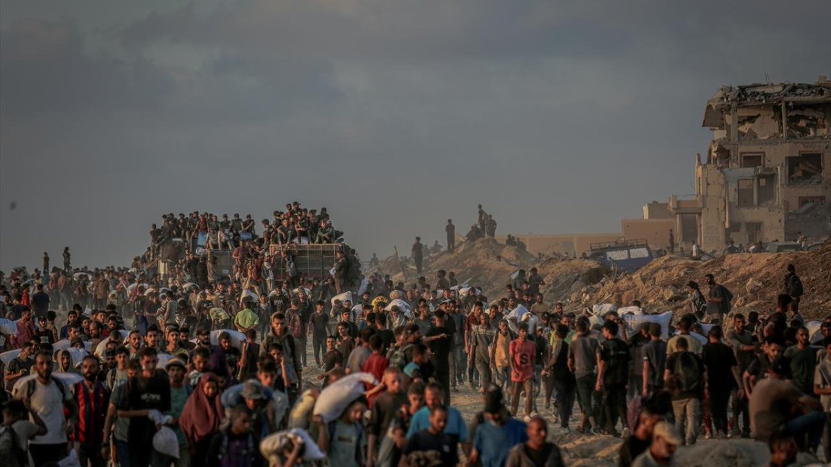 gztcom's tweet photo. 📍Gazze: Her şey bir lokma ekmek için...

😢Gazze'de açlık çeken binlerce Filistinli, yardım dağıtım merkezine akın etti https://t.co/qcBqwIVbMZ