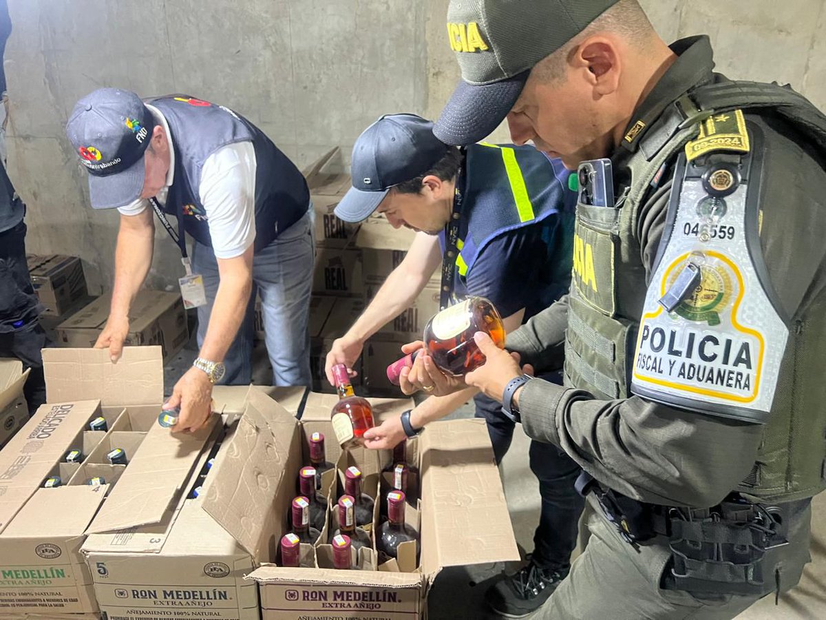 GobdeSantander's tweet image. #TodosContraElContrabando| La lucha anticontrabando en #Santander no da tregua: 127 operativos, 30 municipios intervenidos y más de 43 mil unidades aprehendidas entre enero y mayo de 2025 revelan el compromiso de una estrategia que protege la legalidad y la salud pública.