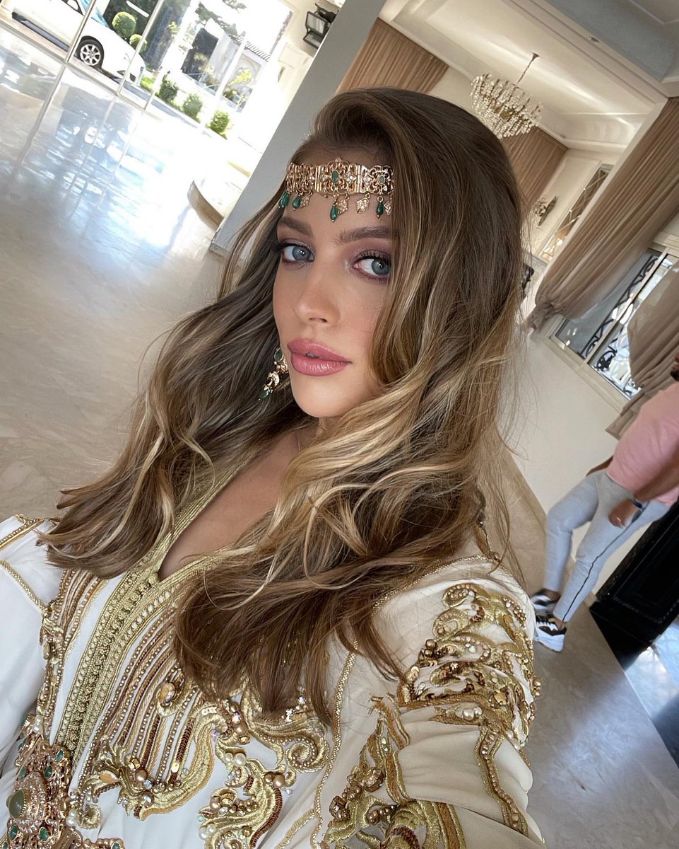 🌧️ "After a rainstorm, there are two kinds of people: one looks up at the sky and sees a rainbow; the other looks down at the ground and sees mud. Which one do you choose?"