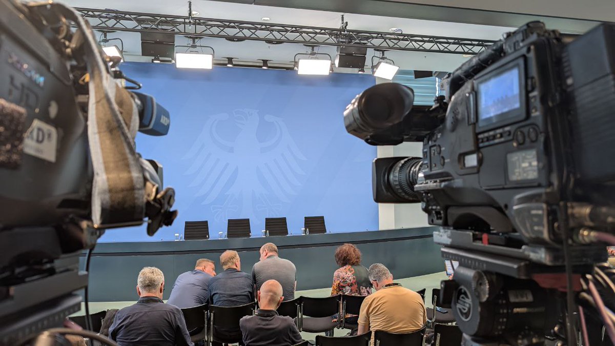 Michael Kretschmer (@mpkretschmer) on Twitter photo 🔴 im Livestream: Pressekonferenz nach der #Ministerpräsidentenkonferenz mit dem <a href="/bundeskanzler/">Bundeskanzler Friedrich Merz</a> Friedrich Merz, dem Ministerpräsident des Freistaates <a href="/SachsenDe/">Sächsische Staatskanzlei</a>, Michael Kretschmer und dem Ministerpräsidenten des Landes Niedersachsen, Olaf Lies.
🎥youtube.com/live/Wo5s8tjnL… 🔴 im Livestream: Pressekonferenz nach der #Ministerpräsidentenkonferenz mit dem <a href="/bundeskanzler/">Bundeskanzler Friedrich Merz</a> Friedrich Merz, dem Ministerpräsident des Freistaates <a href="/SachsenDe/">Sächsische Staatskanzlei</a>, Michael Kretschmer und dem Ministerpräsidenten des Landes Niedersachsen, Olaf Lies.
🎥youtube.com/live/Wo5s8tjnL…