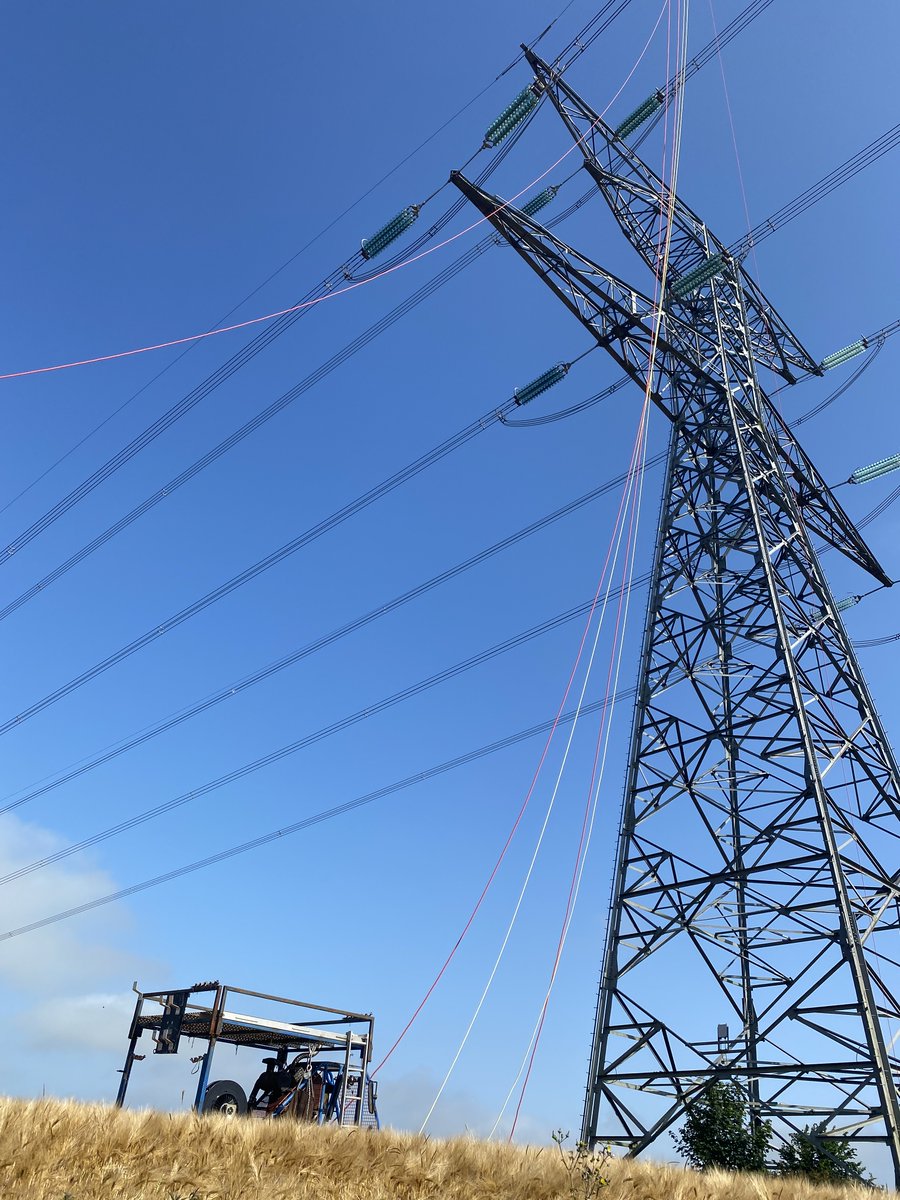 Nos équipes de maintenance de <a href="/VilleBethune/">Béthune</a> sont mobilisées dans la région d'Abbeville pour remplacer des équipements sur un pylône ⚡​ de 400 000 volts !

Cette opération est effectuée alors que le courant traverse encore la ligne ⚡ grâce aux Travaux Sous Tension.

Les Travaux