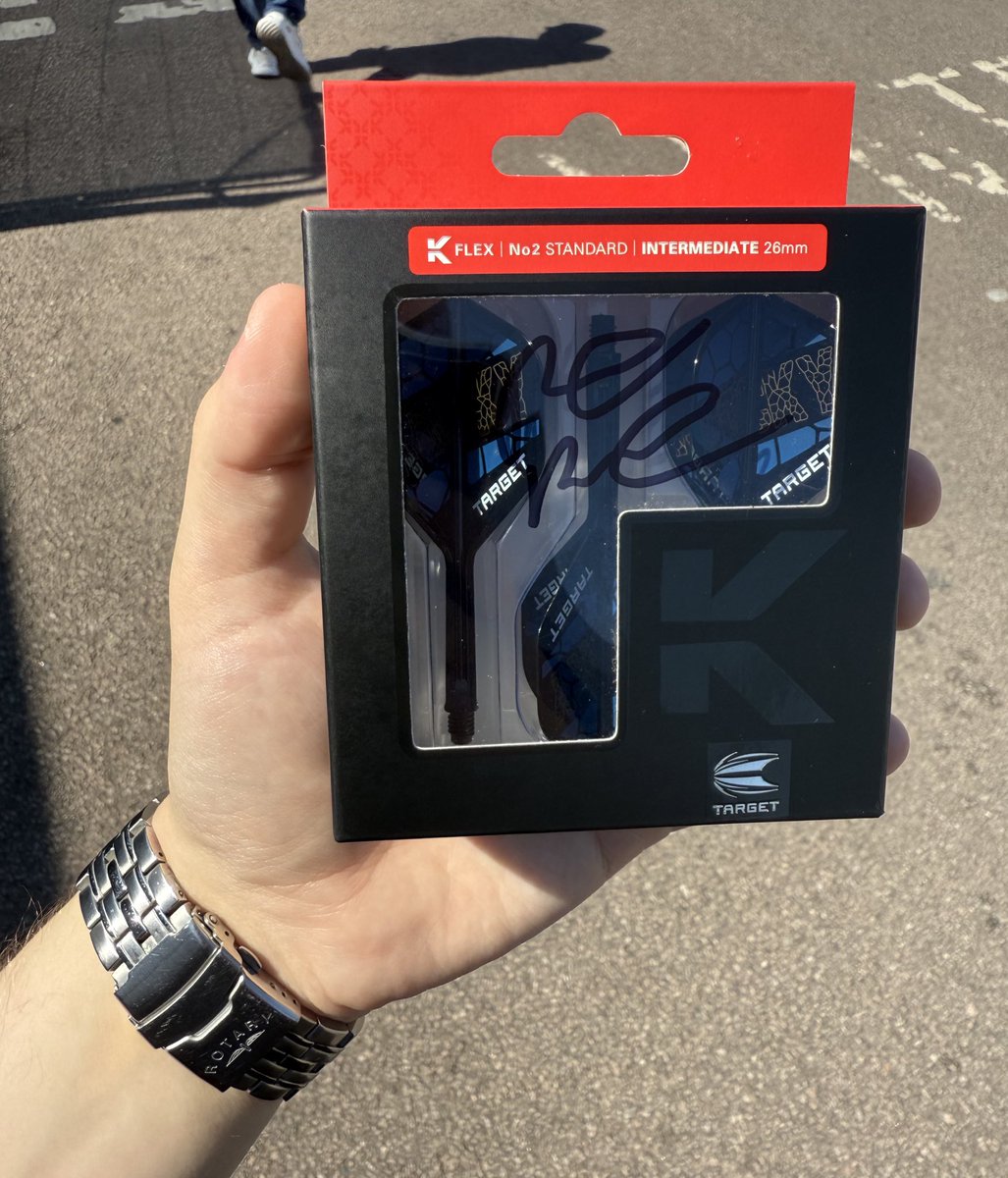 I’ve just got these Josh Rock K-Flex signed by the World Cup champion himself

To be in with a chance of winning them

Retweet and Follow <a href="/joshpearson180/">Josh</a>, <a href="/joshrock18002/">Josh Rock</a> &amp; <a href="/TargetDarts/">Target Darts</a> 

Winner announced on Friday! Good luck 🤞🏼🎯