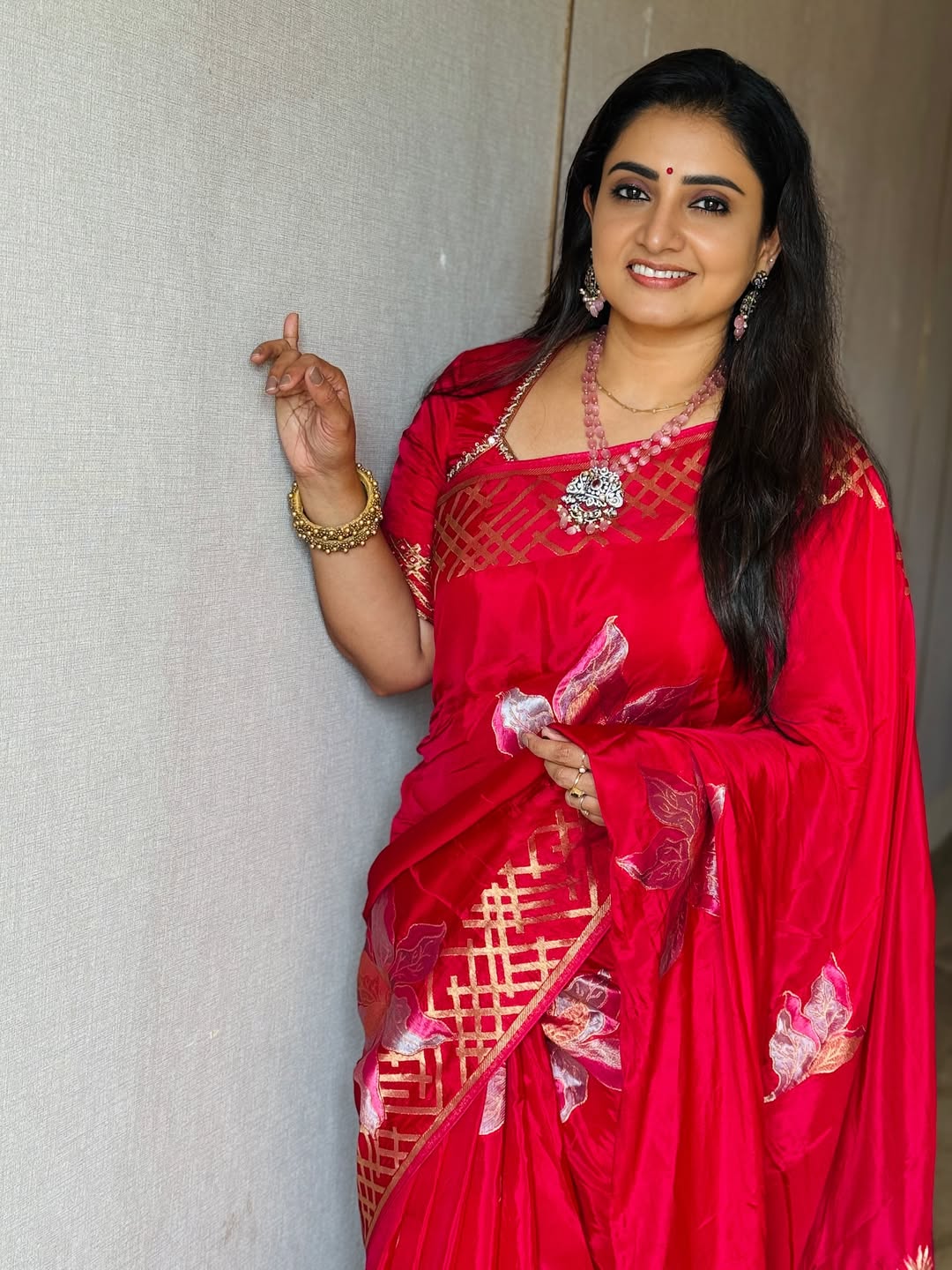 Sujitha Dhanush: The Timeless Beauty and Queen of South Indian Television | iiQ8 Actress