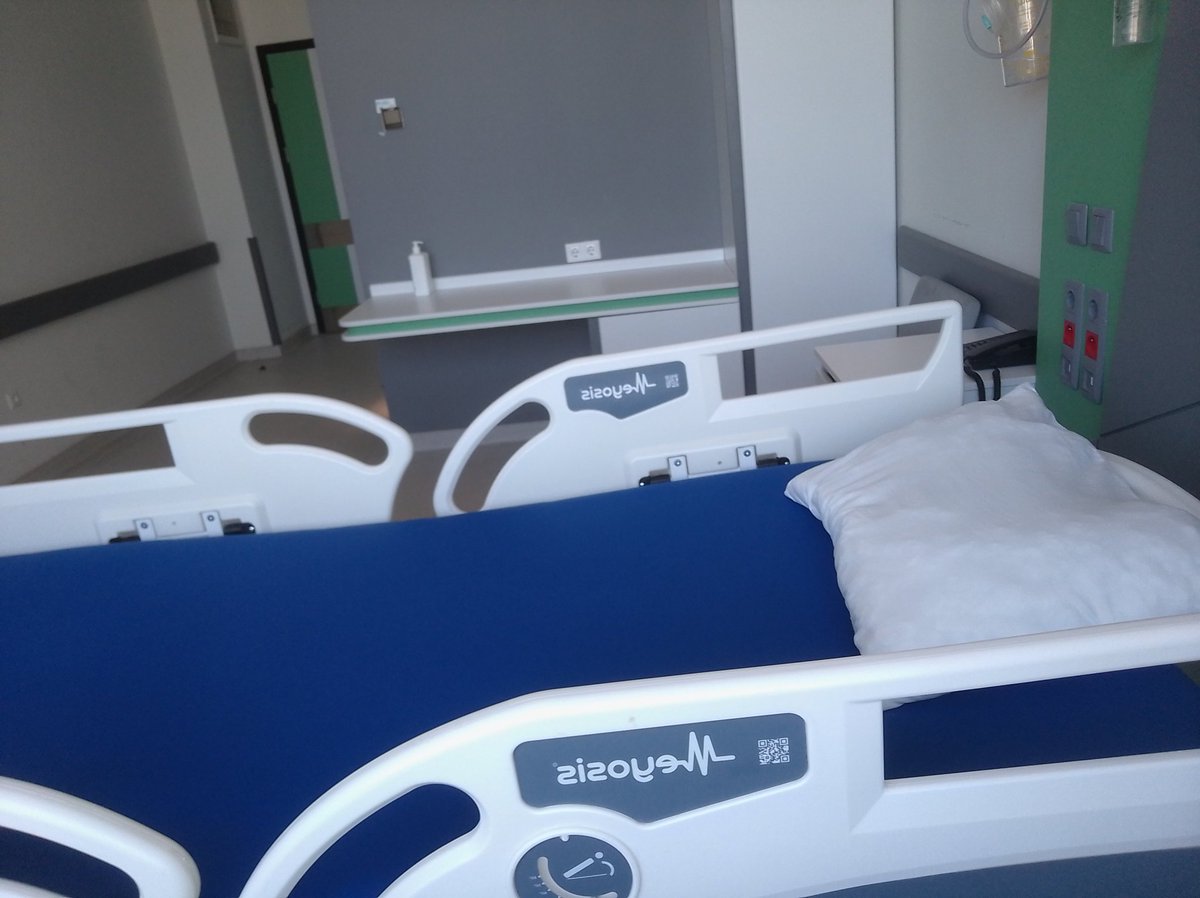 sedatbalkas's tweet photo. Hastahane var hemde en alası doktor var hemşire var personel onlarda var temizlik görevlileri de var bilin bakalım ne YOK yatakta çarşaf yok gerçekten saatlerdir odada koltukta oturuyorum yarın sabah ameliyat olucak bir hasta olarak @saglikbakanligi  @izmirsehirhst  @drmemisoglu https://t.co/z4sucFeX5y