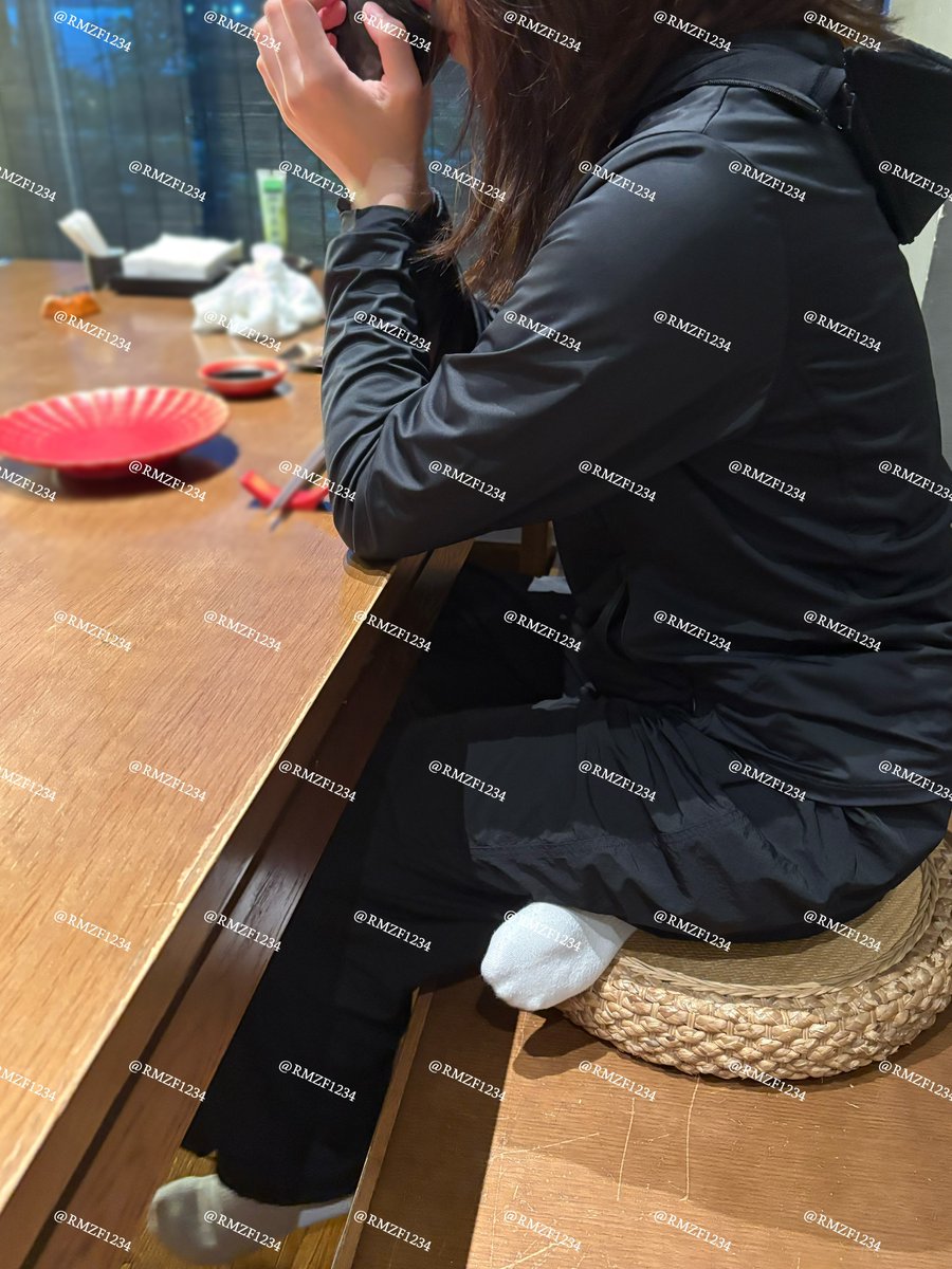 开发了许久到今天，女友终于同意和老哥见面一起吃饭活动了
本次十分顺利，大哥说女友jio嫩，明天再约一次
等全部结束，会更新些老哥的返图（更多视频图片在内群）
PS：老哥请吃饭的地方真的很有心机😈
#女友分享 #出卖女友 #绿帽 #淫妻 #白袜 #棉袜 #运动鞋 #aj1 #原味 #恋足 #足控 #足交踩射 #拍摄