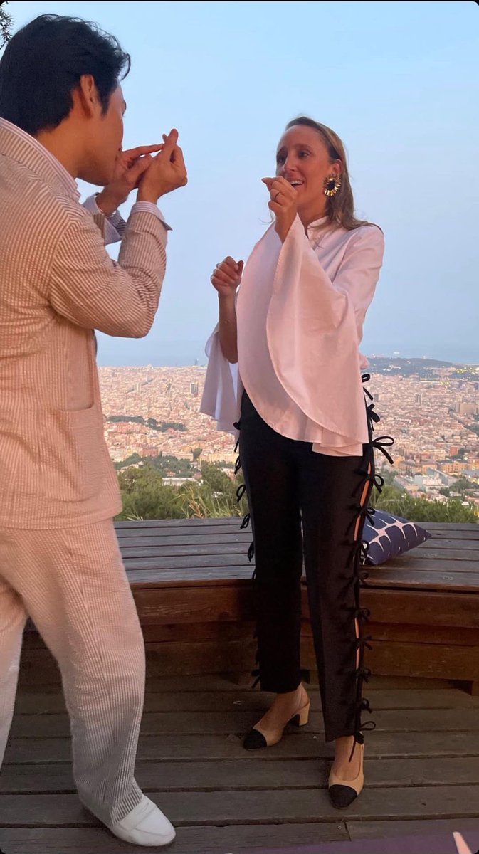 blu_eyess's tweet photo. I love how Apo is teaching others to do mini hearts during his work trips 🥹😄💛 @Nnattawin1
#ApowithPiagetinBarcelona #ApoNattawin #ApoxFerraristyle https://t.co/pSUyDsrGgI