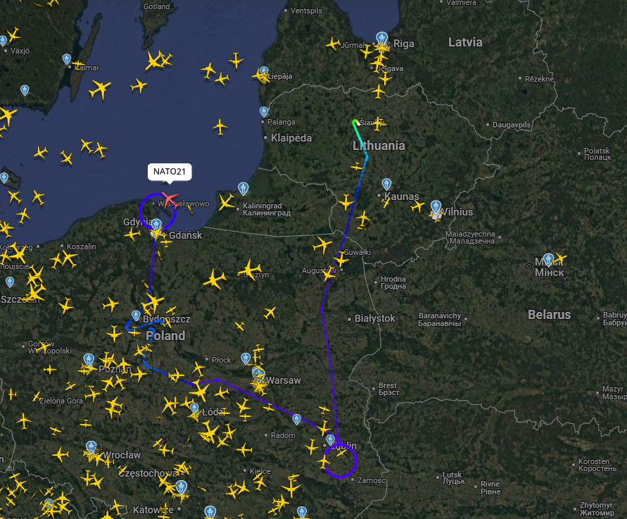_v1zzy_'s tweet photo. 🕛UTC: 14:30
📡Callsign: NATO21, Boeing E-3A Sentry, is currently monitoring Kaliningrad and the Baltic Sea.

#OSINT #Ukraine #Military #aviation #NATO https://t.co/eedsoY7KuC