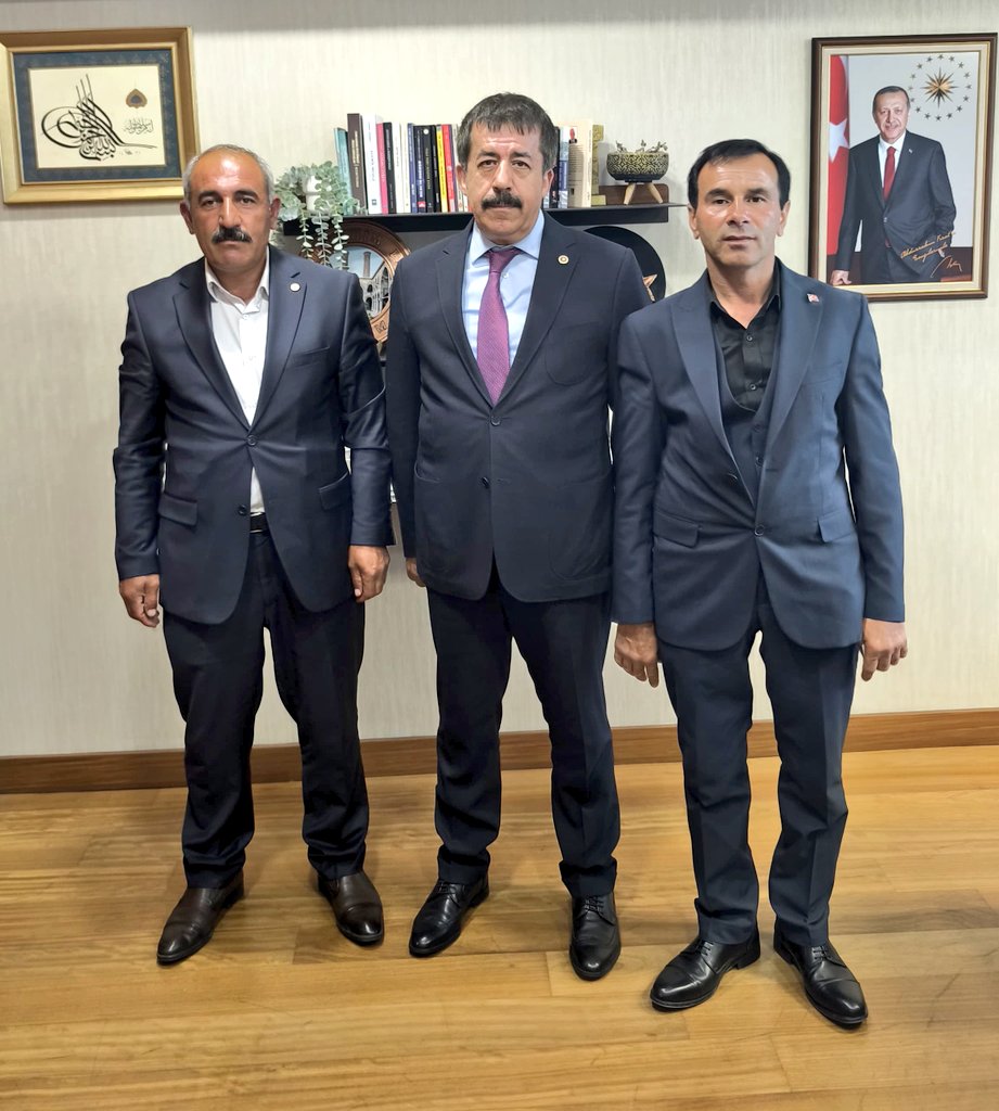 📍TBMM

Çat ilçemizin Sarıkaşık Mahallesi Muhtarı Cevdet Menge ve Işkınlı Mahallesi Muhtarı Etem Güneş’i Gazi Meclisimizde misafir ettik.

Mahallelerinin ihtiyaçları, devam eden ve planlanan hizmetler hakkında istişarelerde bulunduk. Yerel yönetimlerin taleplerini dinlemek ve