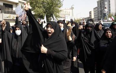 MicaDeJota's tweet photo. En Irán, antes de la Revolución Islámica de 1979, las mujeres tenían derecho al voto y acceso a la educación superior y puestos de trabajo en diversos campos como la política, la aviación y la policía
Hoy día, el que un mechón de cabello sobresalga del velo obligatorio, conlleva un castigo que puede ser de detención, pena de prisión, multa o latigazos