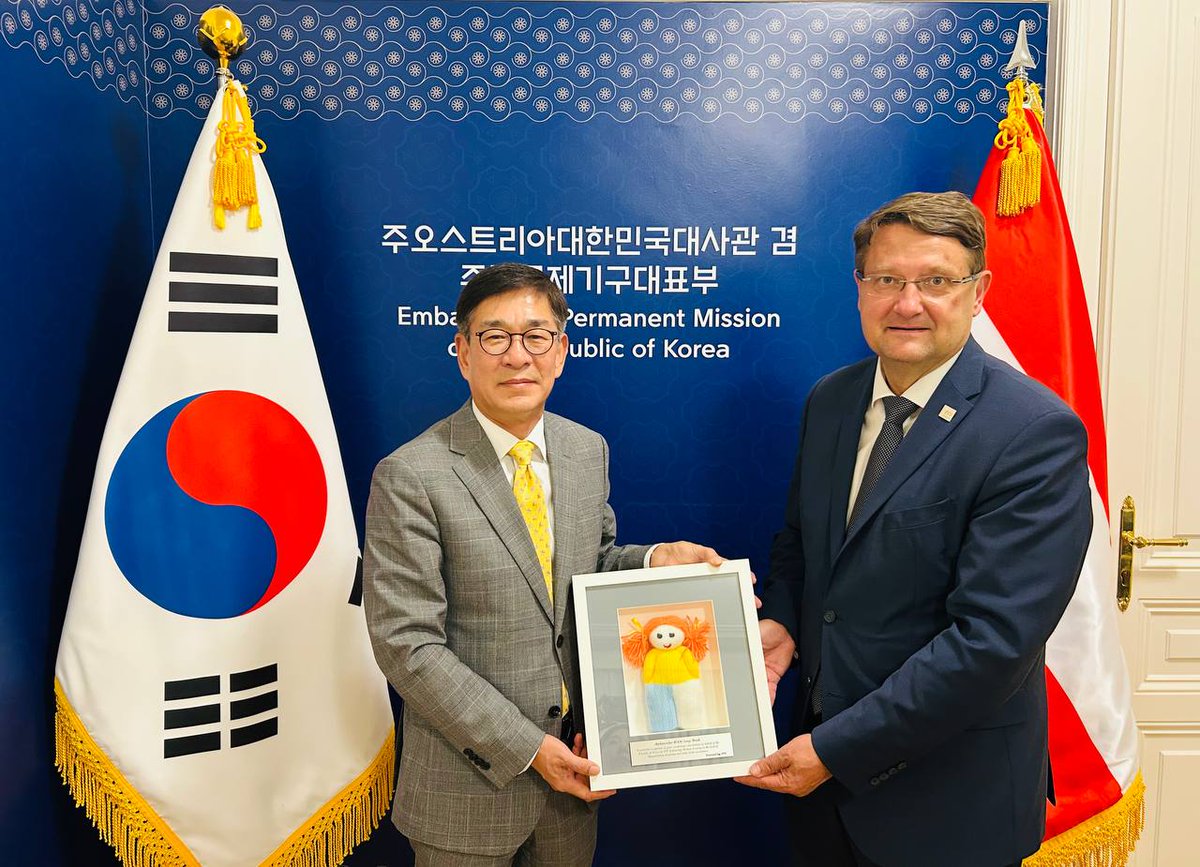 함상욱 대사는 6.18(수) 인간안보증진 국제신탁기금(ITF) Tomaž Lovrenčič 사무국장을 면담, 세르비아, 팔레스타인, 레바논 등에서 우리 정부의 기여를 통해 이루어지고 있는 지뢰 제거 및 지뢰 피해자 지원 활동에 대해 의견을 교환하였습니다.