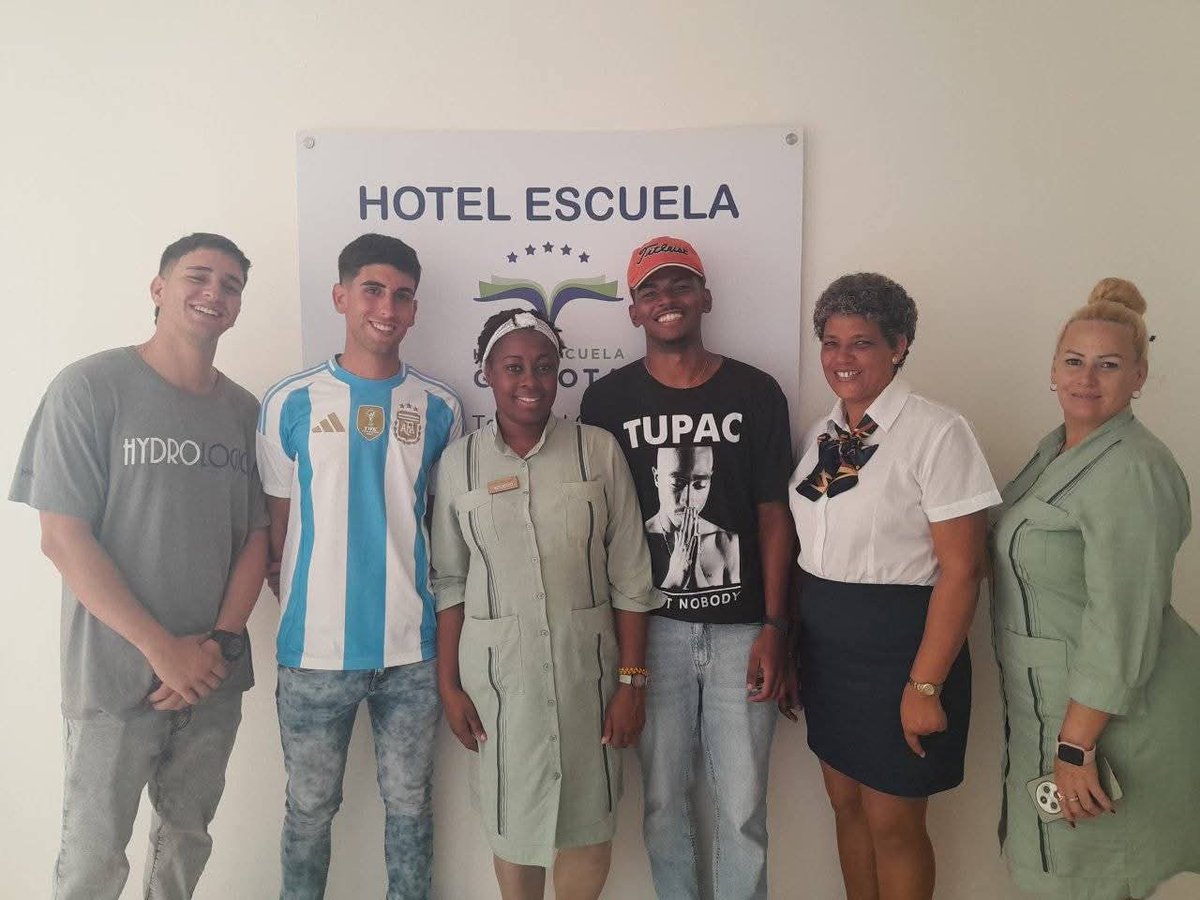 Alexis75389900's tweet photo. En el #Iberostar Origin Bella Vista Varadero se realiza Proceso de Inducción, a los estudiantes de 1er Año de la carrera Técnico Superior de Servicios Técnicos para el Turismo. Una excelente oportunidad para que los cursantes pongan en práctica los conocimientos.
#UMCC https://t.co/DBBOmr0zUm