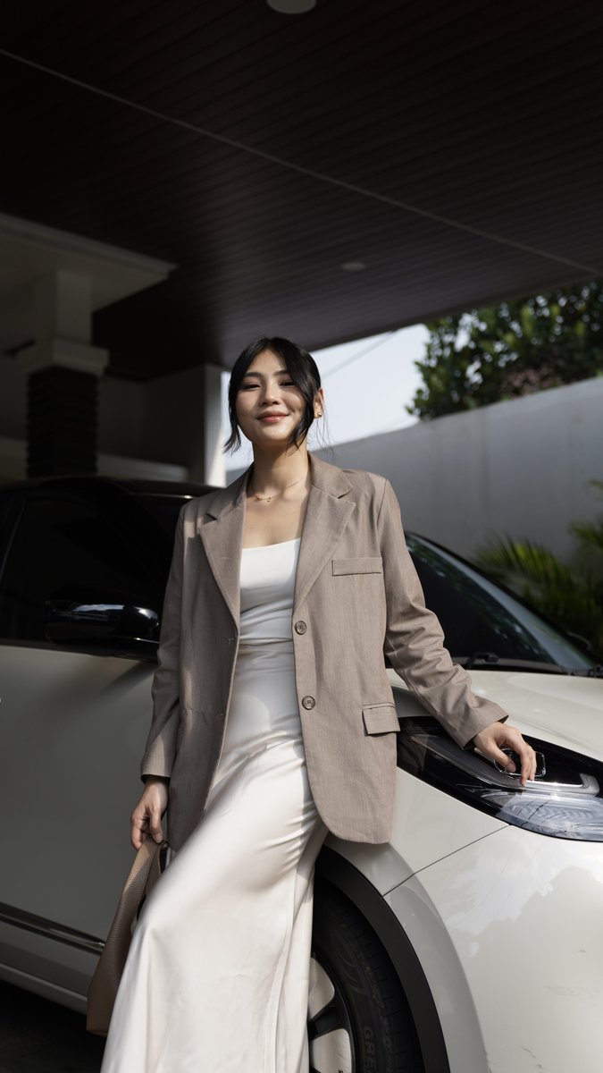 WulingMotorsID's tweet photo. GIMANA GAK NGE-MATCHIN OOTD, mobilnya aja estetik parah 😭
🎨 Warna pastel
💁🏻♀️ Retro-classy vibes
😎 Cocok buat yang suka tampil unik tapi tetap chic
BinguoEV tuh bukan cuma kendaraan, tapi bagian dari personal style kamu.
Nih, OOTD-nya kayak gini!
#WulingMotors #BinguoEV https://t.co/chMyDK6E9f