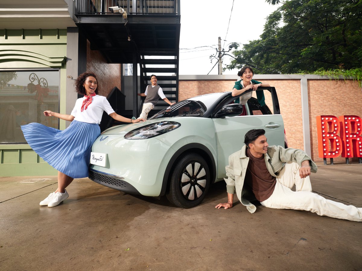 WulingMotorsID's tweet photo. GIMANA GAK NGE-MATCHIN OOTD, mobilnya aja estetik parah 😭
🎨 Warna pastel
💁🏻♀️ Retro-classy vibes
😎 Cocok buat yang suka tampil unik tapi tetap chic
BinguoEV tuh bukan cuma kendaraan, tapi bagian dari personal style kamu.
Nih, OOTD-nya kayak gini!
#WulingMotors #BinguoEV https://t.co/chMyDK6E9f