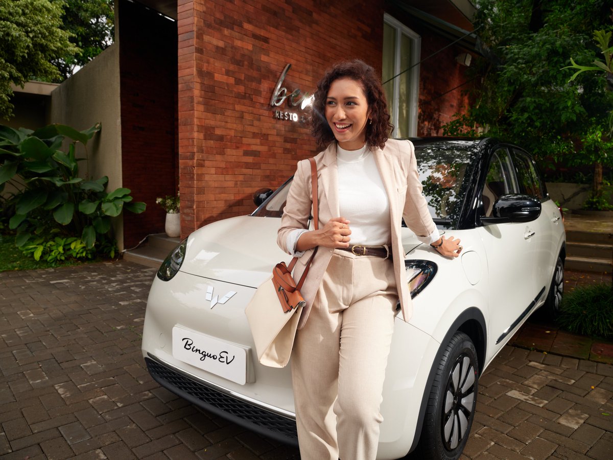 WulingMotorsID's tweet photo. GIMANA GAK NGE-MATCHIN OOTD, mobilnya aja estetik parah 😭
🎨 Warna pastel
💁🏻♀️ Retro-classy vibes
😎 Cocok buat yang suka tampil unik tapi tetap chic
BinguoEV tuh bukan cuma kendaraan, tapi bagian dari personal style kamu.
Nih, OOTD-nya kayak gini!
#WulingMotors #BinguoEV https://t.co/chMyDK6E9f