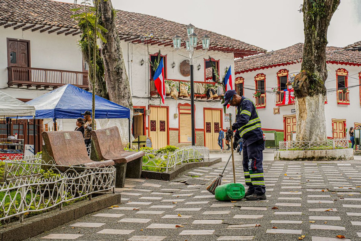 🕯️La Ciudad Luz siempre está radiante por el trabajo de nuestros operarios de barrido de #EMS🧹 

Ellos recorren diariamentw las calles de #Salamina dejándola impecable en cada paso👏🏽

🧵👇