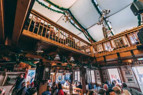 ProstCervejas's tweet photo. A tenda menor da Oktoberfest, Glöckle Wirt, tem apenas cerca de 98 lugares e decoração rústica de fazenda! 🏡🍺 #Oktoberfest #Tendas https://t.co/iWSsmpMa6R