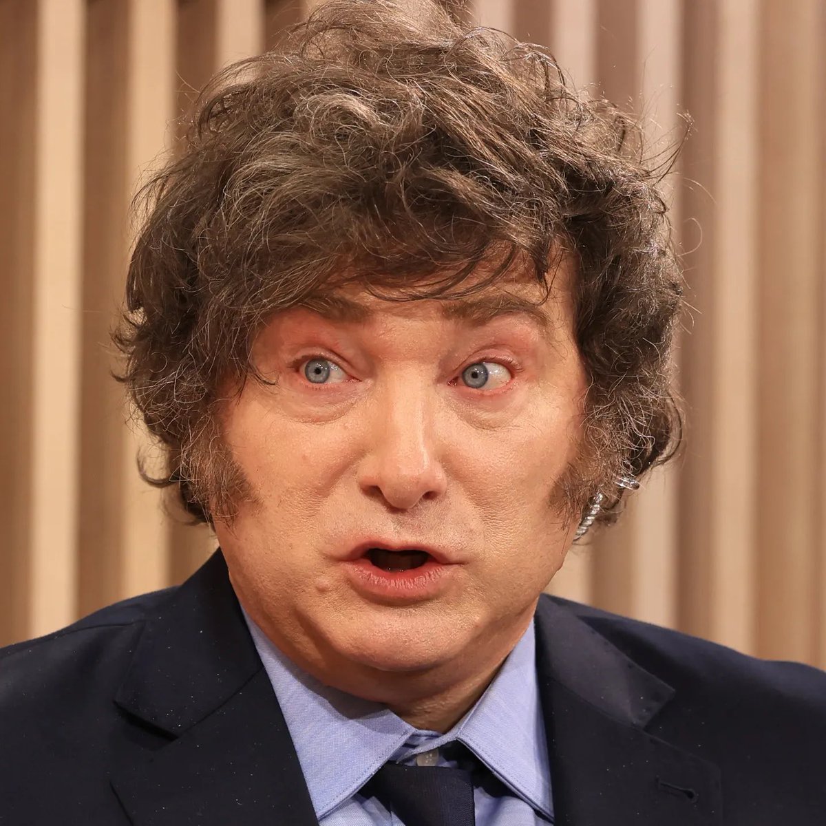 - Ojalá el examen no sea difícil🙏🏽
*el examen: ¿Quién de los dos te mandaba a bajar de un colectivo para requisarte, te obligaba a llevar encima sí o sí el DNI para pedírtelo y amenazaba con encarcelarte por lo que podías decír públicamente?