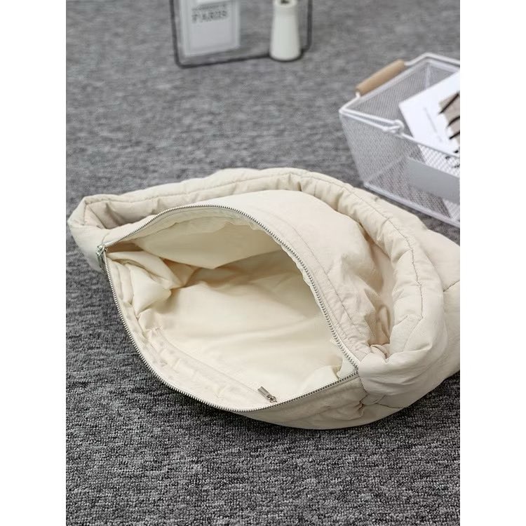 adlaa_9's tweet photo. 👜 “Bag nylon nampak biasa je… tapi serba boleh !”

Nak cepat keluar rumah, capai je. Nak pegi gym? Masuk semua barang. 
Nak jalan-jalan? Muat power bank, botol air, buku, semua boleh sumbat.

Bag ni kotor sikit? Lap je bersih balik. Senang jaga😍

https://t.co/ixg5EXtJE0 https://t.co/HXGWrCS7nC