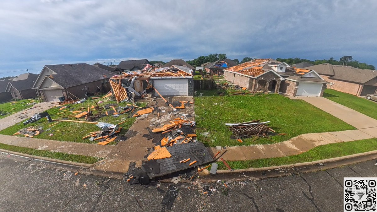 brianemfinger's tweet image. Check out this small tornado path! This is the Highfill Arkansas tornado. Just downstream from the chicken houses is where the homes were damaged. #arwx #tornado @NWStulsa