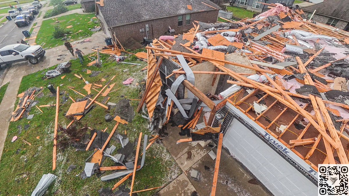 brianemfinger's tweet image. Check out this small tornado path! This is the Highfill Arkansas tornado. Just downstream from the chicken houses is where the homes were damaged. #arwx #tornado @NWStulsa