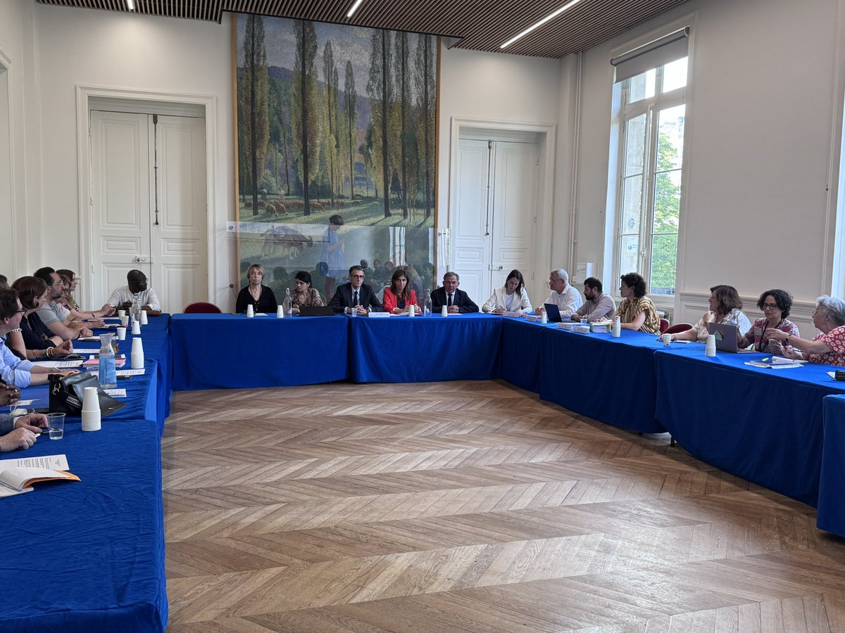 Mairie du XVIe (@mairiedu16) on Twitter photo Hier soir, le conseil local du handicap s’est réuni à la <a href="/mairiedu16/">Mairie du XVIe</a> pour échanger avec <a href="/FranceTravail/">France Travail</a>, le <a href="/PalaisdeTokyo/">Palais de Tokyo</a>, l’<a href="/OMS16e/">OMS16Paris</a> et présenter les nouvelles télécommandes d’activation de feux sonores pour les personnes déficientes visuelles.
Merci pour votre engagement ! Hier soir, le conseil local du handicap s’est réuni à la <a href="/mairiedu16/">Mairie du XVIe</a> pour échanger avec <a href="/FranceTravail/">France Travail</a>, le <a href="/PalaisdeTokyo/">Palais de Tokyo</a>, l’<a href="/OMS16e/">OMS16Paris</a> et présenter les nouvelles télécommandes d’activation de feux sonores pour les personnes déficientes visuelles.
Merci pour votre engagement !