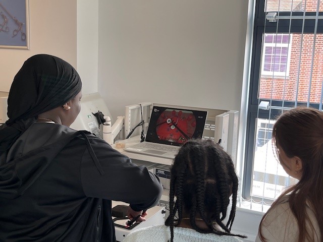 esneft_talent's tweet image. On Saturday, we hosted another insightful Next-Medic event for Year 9 students🩺🥼
Students had the chance to try out simulations in suturing, laparoscopy and even robotic surgery!👩⚕️
Thank you to everyone who made the day a success 🌟
#NextMedic #NHSCareers #FutureTalent