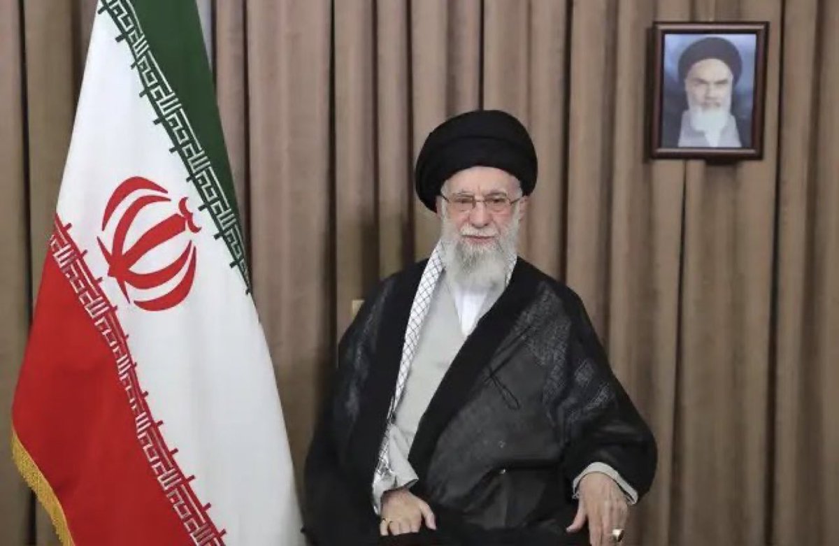 Хаманей бууж өгөхгүй гэж. 

Израилийн цэргийн нисэх онгоцууд түүний байгаа бункерийг бөмбөгдөж бна гнэ дээ