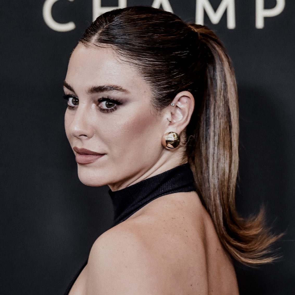 𝗦𝗘 𝘉ꓴ𝗦Ⲥ𝖠:

——Trinidad "Trini" Jiménez.
——Edad: 32 años.
——Piso en el que reside: Bajo B, Edificio B.
——Ocupación(es): Propietaria de la Frutería “La Alegría” junto a su marido.
——Está casada con Cristóbal y juntos tienen un niño de seis años llamado Miguel.