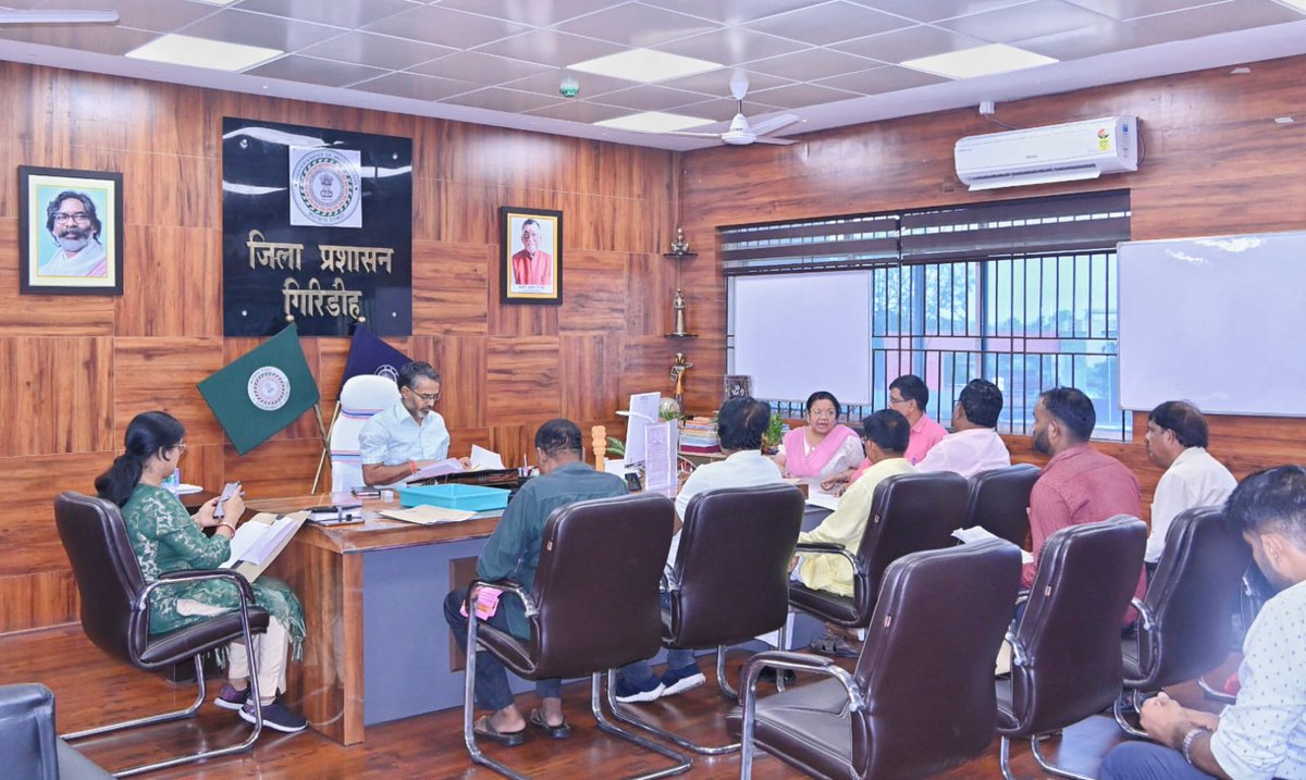 GiridihDc's tweet image. आज कल्याण विभाग अंतर्गत संचालित सीएम स्वास्थ्य सहायता योजना की कार्य प्रगति की समीक्षा बैठक की। बैठक में जिला कल्याण पदाधिकारी से मुख्यमंत्री स्वास्थ्य सहायता योजना के तहत गिरिडीह जिले में एससी, एसटी एवं पिछड़ा वर्ग के लाभुकों को दिए जा रहे लाभ की जानकारी ली। @JharkhandCMO