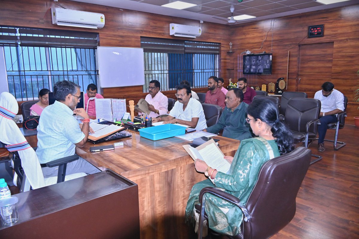 GiridihDc's tweet image. आज कल्याण विभाग अंतर्गत संचालित सीएम स्वास्थ्य सहायता योजना की कार्य प्रगति की समीक्षा बैठक की। बैठक में जिला कल्याण पदाधिकारी से मुख्यमंत्री स्वास्थ्य सहायता योजना के तहत गिरिडीह जिले में एससी, एसटी एवं पिछड़ा वर्ग के लाभुकों को दिए जा रहे लाभ की जानकारी ली। @JharkhandCMO