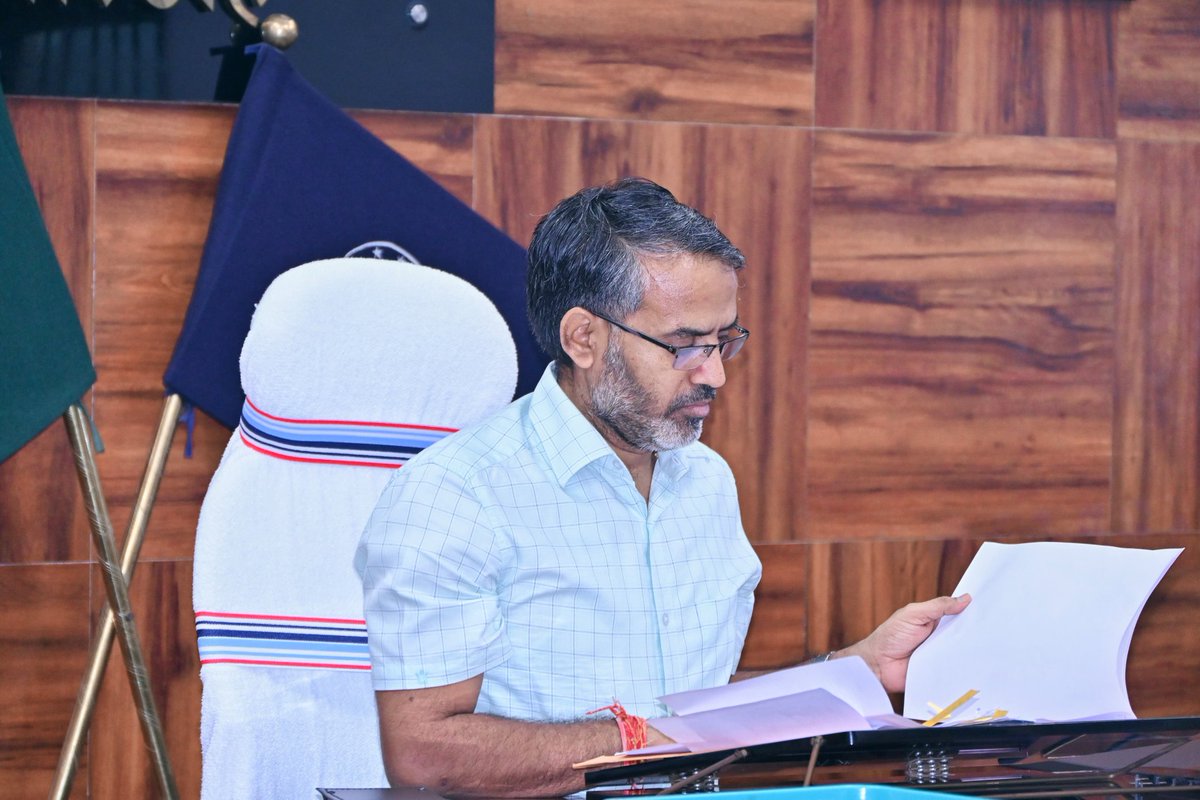 GiridihDc's tweet image. आज कल्याण विभाग अंतर्गत संचालित सीएम स्वास्थ्य सहायता योजना की कार्य प्रगति की समीक्षा बैठक की। बैठक में जिला कल्याण पदाधिकारी से मुख्यमंत्री स्वास्थ्य सहायता योजना के तहत गिरिडीह जिले में एससी, एसटी एवं पिछड़ा वर्ग के लाभुकों को दिए जा रहे लाभ की जानकारी ली। @JharkhandCMO