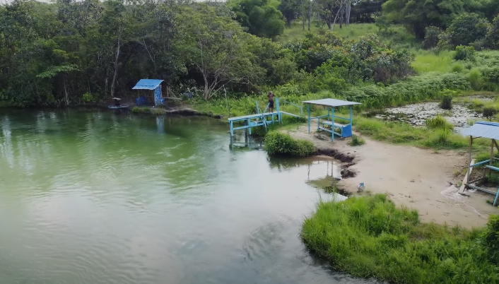 #EntreGaboma, Le saviez-vous ? 

Plus connu sous le nom d’Eaux Claires de Léconi, ce cours d’eau cristallin, malgré l’activité humaine, est nommé Djolè.