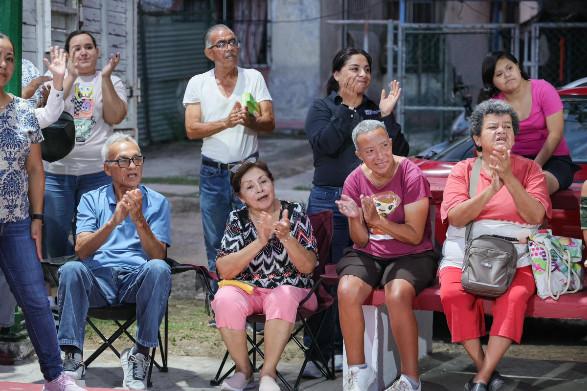 Una cancha más rehabilitada para uso de nuestra comunidad, como siempre un gusto regresar a saludar mis vecinos. Estoy convencido de la importancia de seguir impulsando el deporte y la actividad física para una mejor salud y fortalecimiento del tejido social, #CdMadero #aDarle!✅