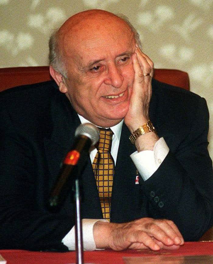 Milleti ona “Reis” demedi..
“Baba” dedi..
Rahmet ve saygıyla anıyorum…