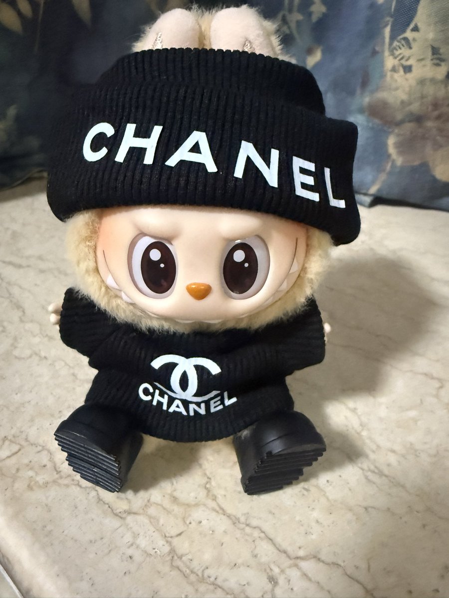 INO824's tweet photo. 注文してたCHANELの服と靴が届いた〜😃

#ラブブ #labubu #拉布布 #POPMART大好き #popmart 
#泡泡玛特 https://t.co/AmMmc0caOQ