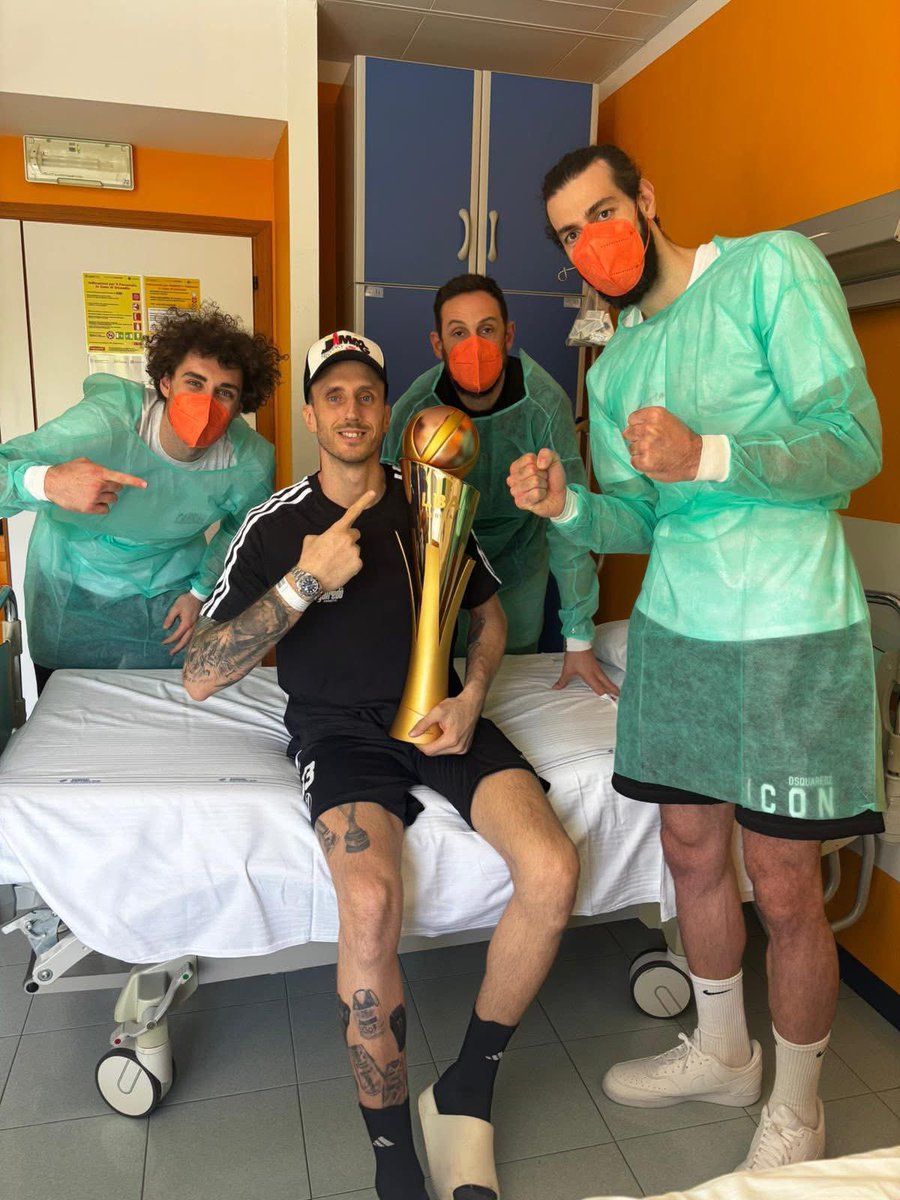 Questa foto.

<a href="/ilpupazzo33/">Achille Polonara</a> <a href="/marcobelinelli/">Marco Belinelli</a> <a href="/TokoShengelia23/">Tornike Shengelia</a> <a href="/VirtusSegafredo/">Virtus Segafredo Bologna</a>