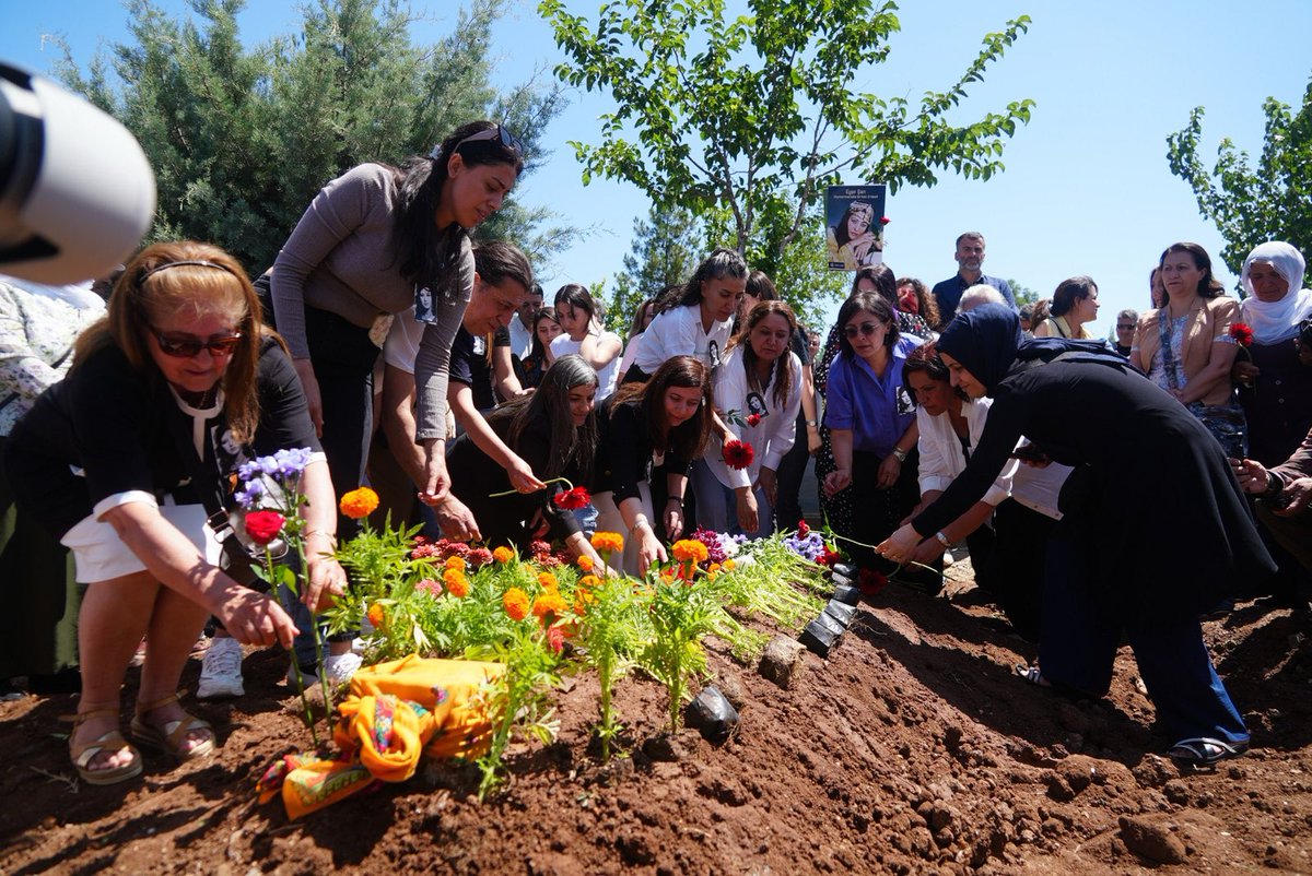 Hunermenda nemir Eyşa Şan piştî 29 salan vegeriya welatê xwe. Wesyeta wê hat bicihanîn û ew ê êdî li axa welatê xwe bi aramî razê. 
Em spasiya Şaredariya Bajarê Mezin a Amedê dikin ku bû wesîle ku axa welêt Eyşana xwe hemêz bike. 
Eyşana Kurdî dê her û daîm di dilê me de bijî.