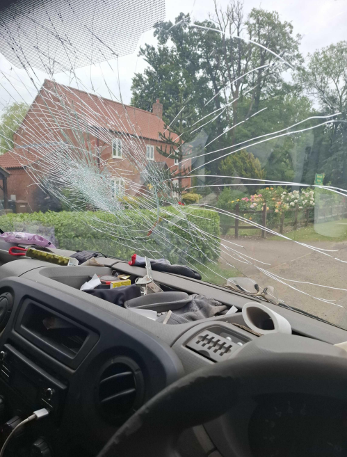 NSRAPT's tweet image. We didn’t think we’d need to say this but this is not an acceptable level of visibility.
This driver was on his way to Cambridge when he was stopped in Narborough. The damage had happened days before but he continued to drive because he thought it would be ok 🤨