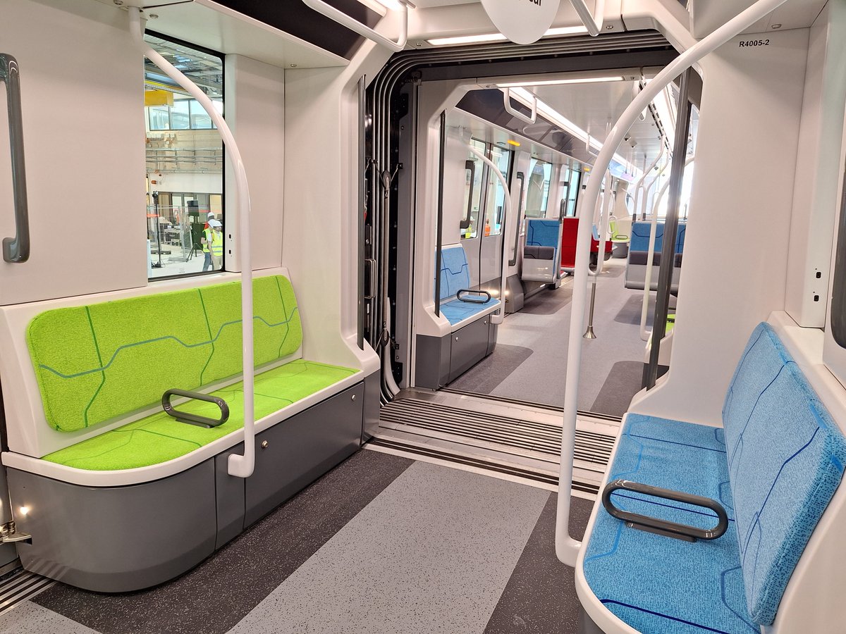 CerfiaFR's tweet photo. 🇫🇷🚆 La 1ʳᵉ rame de la ligne 18 du Grand Paris Express a été dévoilée.

🔸 Métro automatique
🔸 350 passagers
🔸 Clim, Wi-Fi, USB-C
🔸 Lumières évolutives au fil de la journée

La mise en service de ce métro aérien est prévue en octobre 2026 entre Massy et le Plateau de Saclay. https://t.co/C1xwhT9xR5