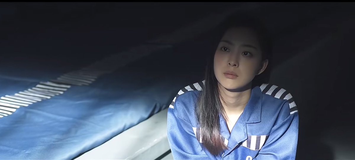 犯罪的女孩对自由充满留恋，却只能在押解下送进严管监狱。拍照、搜身、私人物品包括衣物，必须脱掉。更换囚服换囚鞋、戴镣铐、学习监狱行为规范，一系列羞耻的流程为的就是让她重新认识自己的女囚身份。坐板，下蹲，在未来都将成为女囚犯生活的常态，女囚的整个青春将在监管下度过。#女囚 #女犯 #镣铐