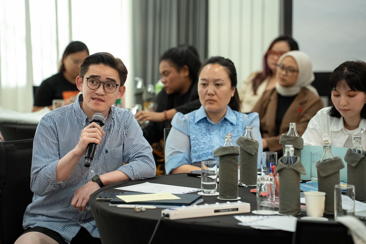BizHRAsia_UNDP's tweet image. Today we kicked off our Digital Media Roundtable on BHR+E 🌱 with 20+ journalists from 🇮🇩🇲🇾🇲🇳🇹🇭
As part of #AgentsOfChange with @EU_FPI 🇪🇺, we’re strengthening 💪bottom-up journalism to expose harmful corporate practices & environmental harm & amplify unheard voices