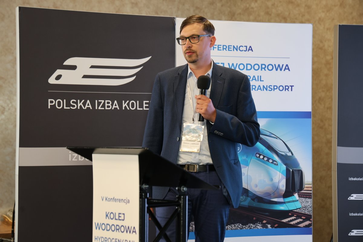 Łukasiewicz – Poznański Instytut Technologiczny (@lukasiewiczpit) on Twitter photo 💧Za nami V edycja konferencji „Kolej Wodorowa” Hydrogen4rail – Future of Transport zorganizowana przez <a href="/IzbaKolei/">Polska Izba Kolei</a>.
W programie wydarzenia znalazło się wiele prezentacji. Swoje wystąpienia miało czterech przedstawicieli naszego Instytutu. 💧Za nami V edycja konferencji „Kolej Wodorowa” Hydrogen4rail – Future of Transport zorganizowana przez <a href="/IzbaKolei/">Polska Izba Kolei</a>.
W programie wydarzenia znalazło się wiele prezentacji. Swoje wystąpienia miało czterech przedstawicieli naszego Instytutu.