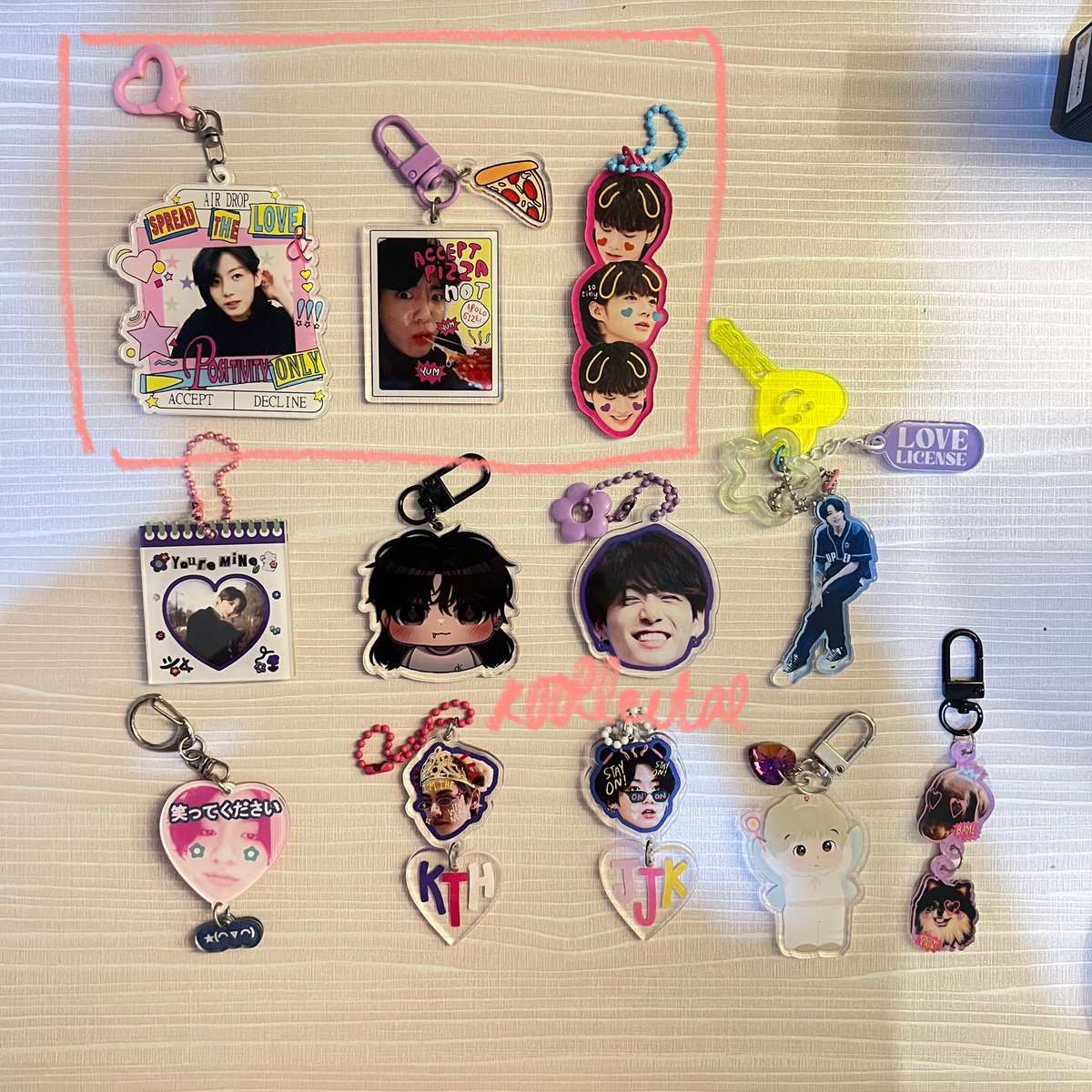 koollectae's tweet image. ‼️PLEASE HELP RT‼️

guys ada yg mau beli gaa? aku mau flash sale in semuanya inii &amp;gt;.&amp;lt;

keychain:
✩ kotak pink: 38k (excl pack 3k &amp;amp; admin) 
✩ selain kotak pink: 25k (excl pack 3k &amp;amp; admin)

take lebih dari 3 aku kasih diskon &amp;amp; free pack yaa! 

thanks all ๑´ᴗ｀๑ ♡