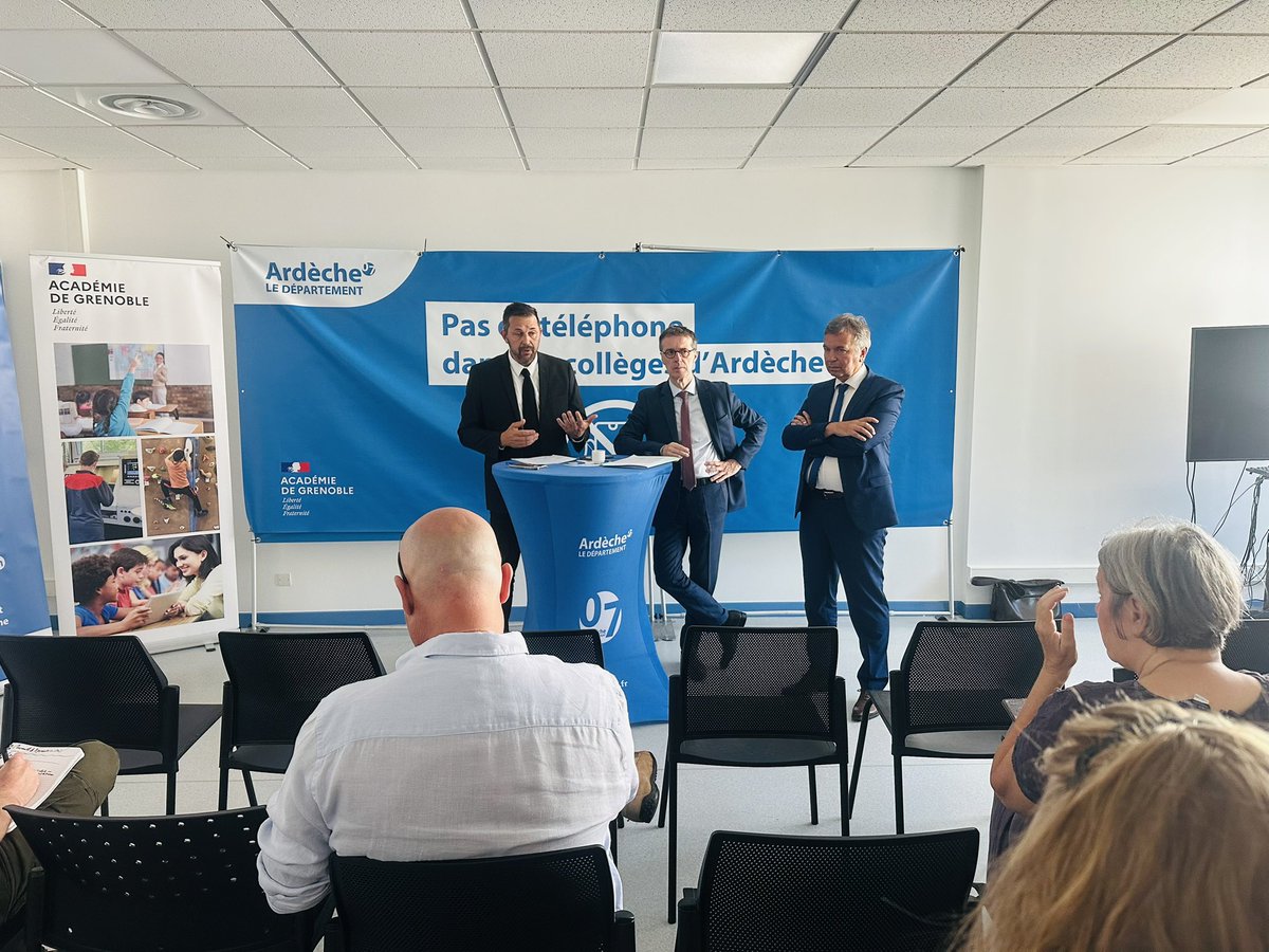 Académie de Grenoble (@acgrenoble) on Twitter photo 📣 Lors d’une conférence de presse commune, le recteur et <a href="/OlivierAmrane/">Olivier Amrane</a> President du CD07, ont présenté le dispositif « Pas de téléphone portable dans les collèges d’Ardèche»
📍Une première par sa généralisation: tous les collèges publics/privés concernés dès la rentrée 2025. 📣 Lors d’une conférence de presse commune, le recteur et <a href="/OlivierAmrane/">Olivier Amrane</a> President du CD07, ont présenté le dispositif « Pas de téléphone portable dans les collèges d’Ardèche»
📍Une première par sa généralisation: tous les collèges publics/privés concernés dès la rentrée 2025.
