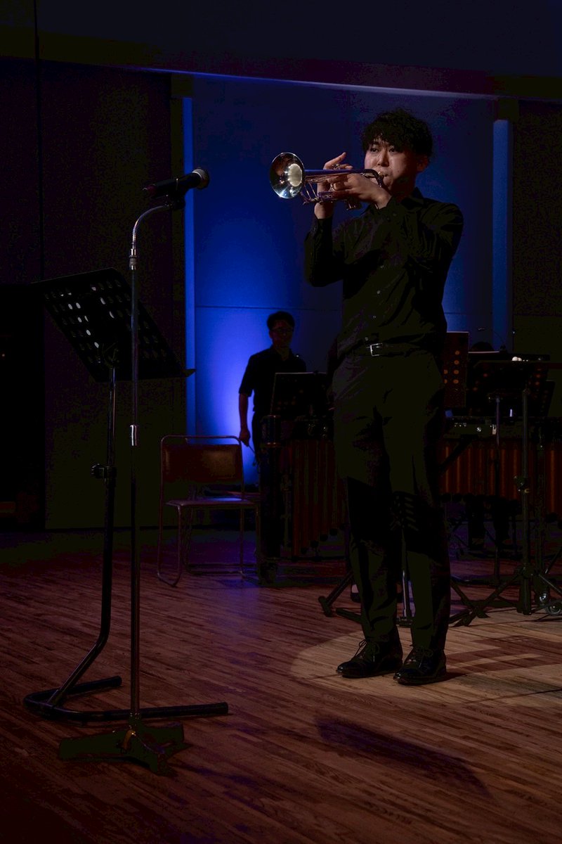 【ふりかえり②】

続いてAct2、昭和100年を感じていただけましたか🪇

演歌メドレーは昭和にはおなじみの前口上があり、さらに深みのある演奏になりました🎤

ソリストの皆さんも素晴らしかったです👏🏻

アンケートにご協力ください✏️ itasui.com/041_concert/ 
#板橋区吹奏楽団 #板吹 #いたすい #板橋