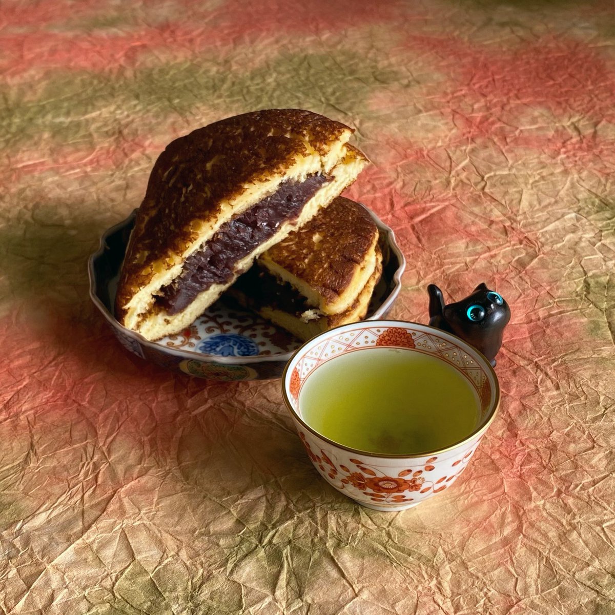 どら焼きもいろいろ
こちらのは大きさとふわふわ感が特徴かな
やぶきた茶 深むし茶を淹れました
コモンズ館で購入した猫と
  #茶好連