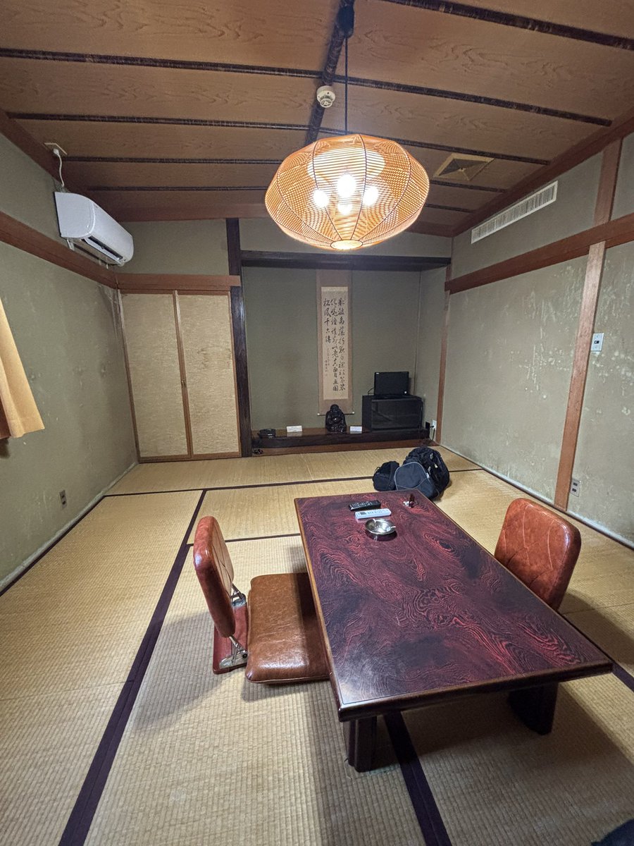 miruki_aita's tweet photo. 新潟で知ってる人は知ってるこの施設
見た目は廃墟かもしれないがしっかり1泊できた！　
1階はレトロな施設
なかなか非日常な時間が味わえた笑 https://t.co/S58GBmqZ4P